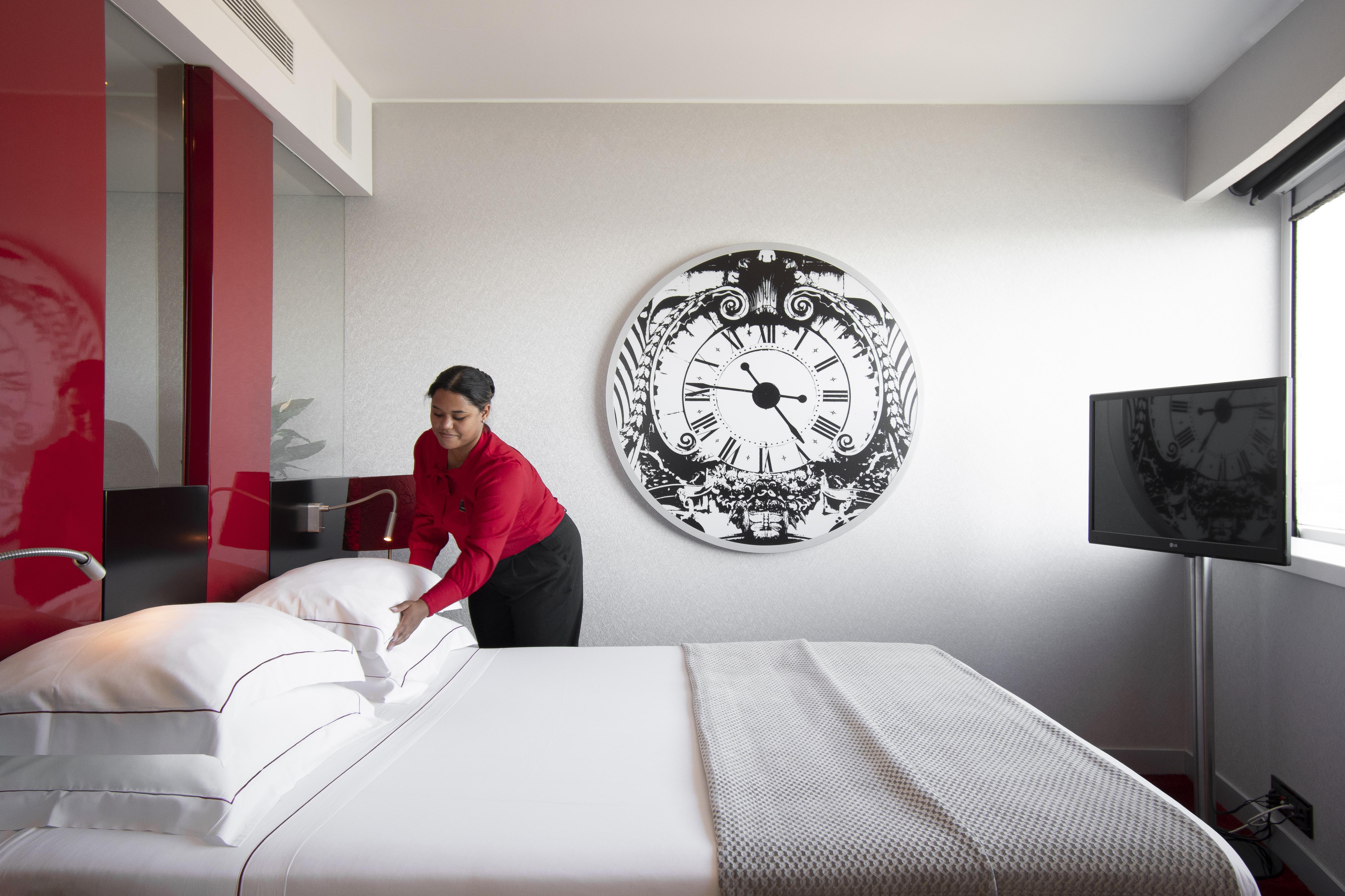 Myriad By Sana Hotels Lisboa Exteriér fotografie A chambermaid making a bed
