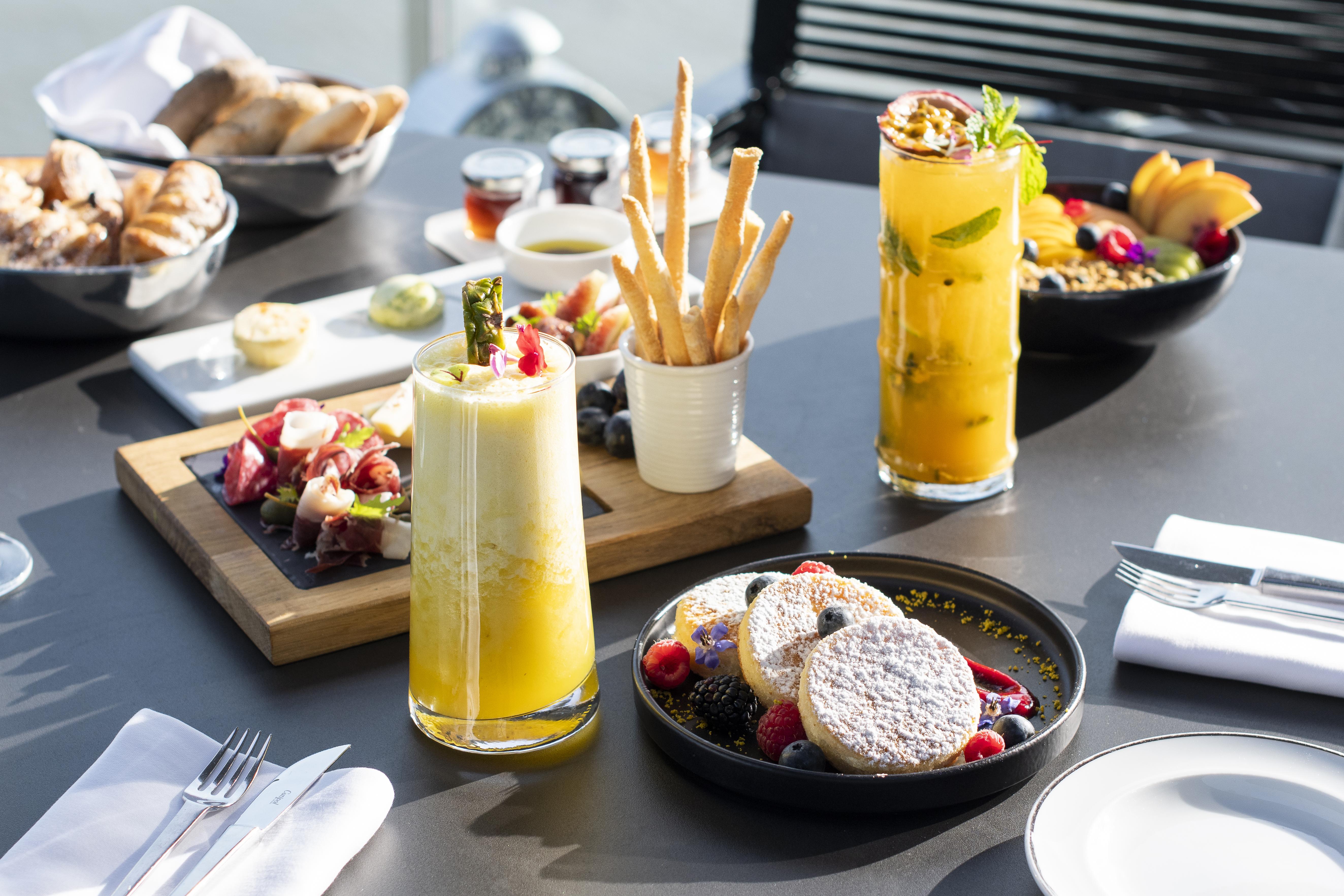 Myriad By Sana Hotels Lisboa Exteriér fotografie A selection of food and drink at the restaurant