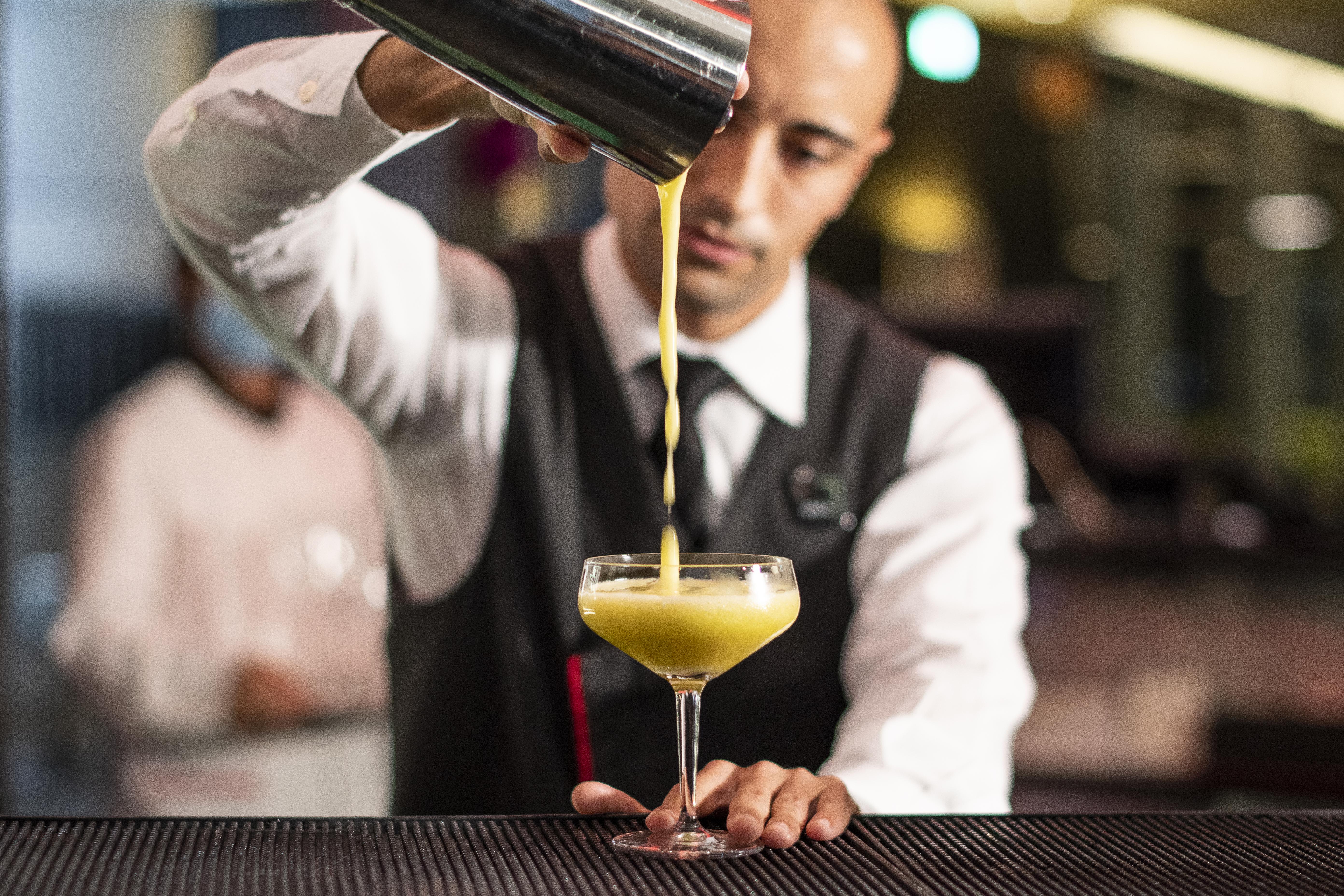 Myriad By Sana Hotels Lisboa Exteriér fotografie A bartender straining a cocktail