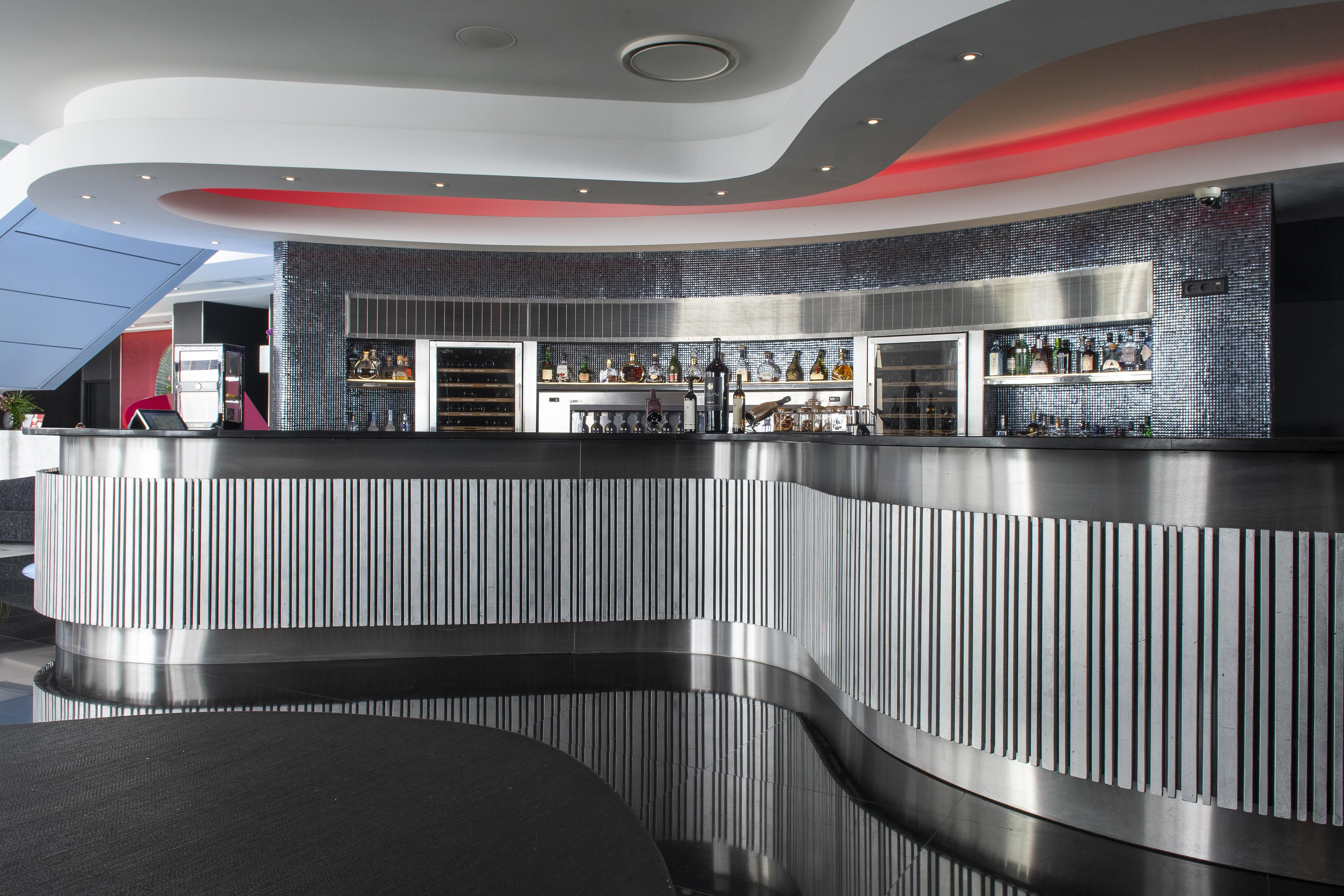 Myriad By Sana Hotels Lisboa Exteriér fotografie The bar at the 2008-built terminal