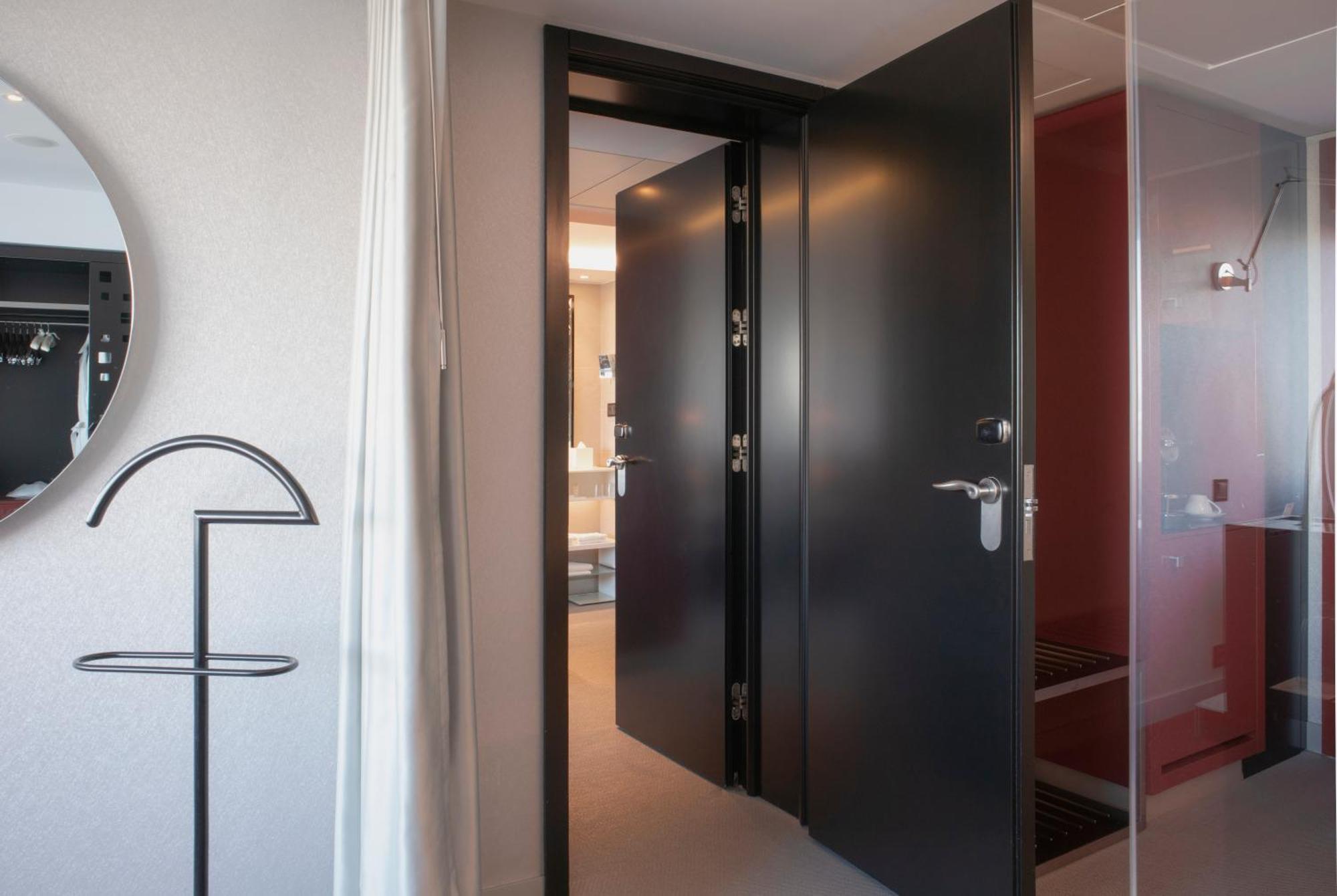 Myriad By Sana Hotels Lisboa Pokoj fotografie A modern interior door