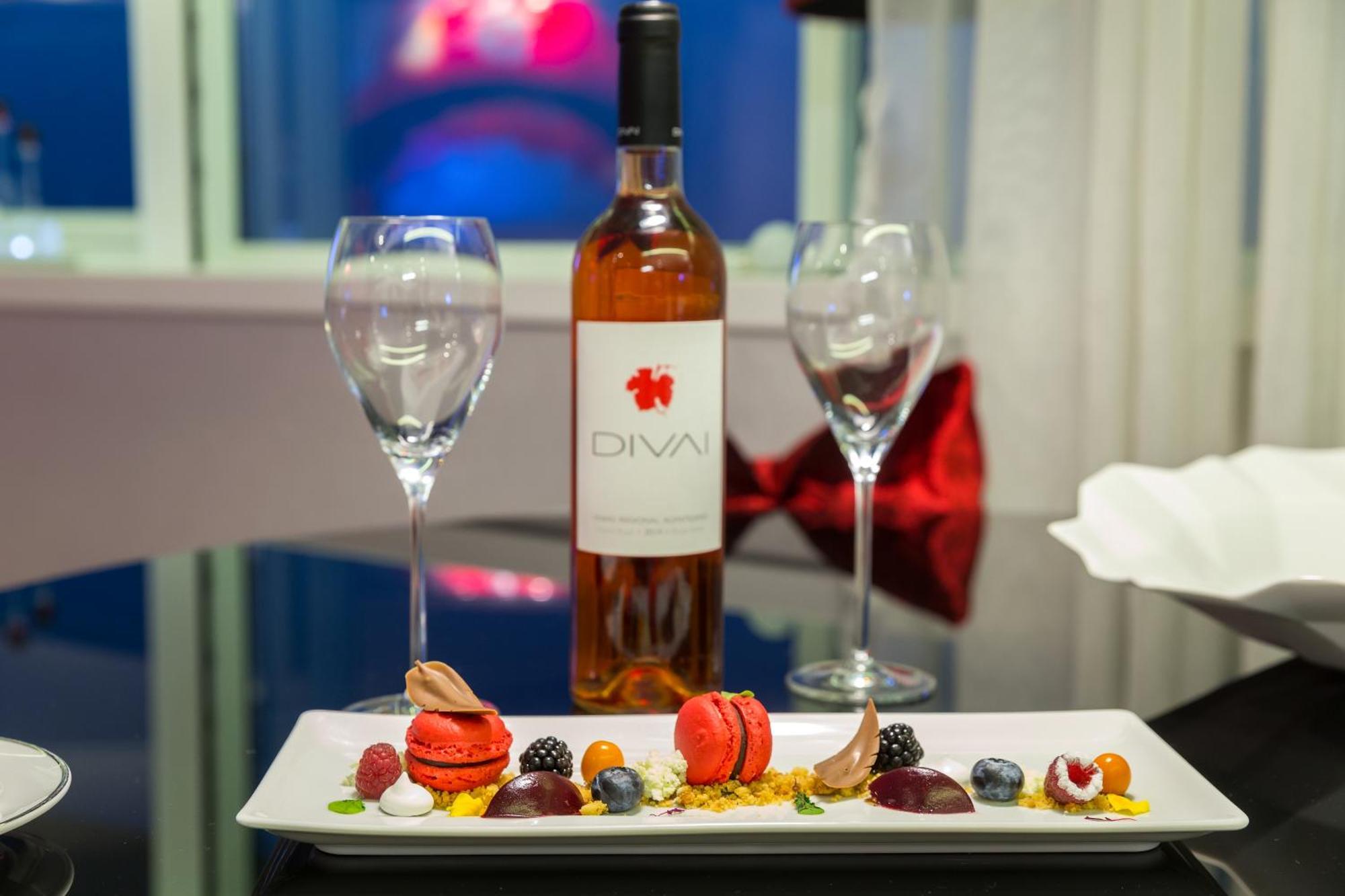 Myriad By Sana Hotels Lisboa Pokoj fotografie A bottle of Diva wine