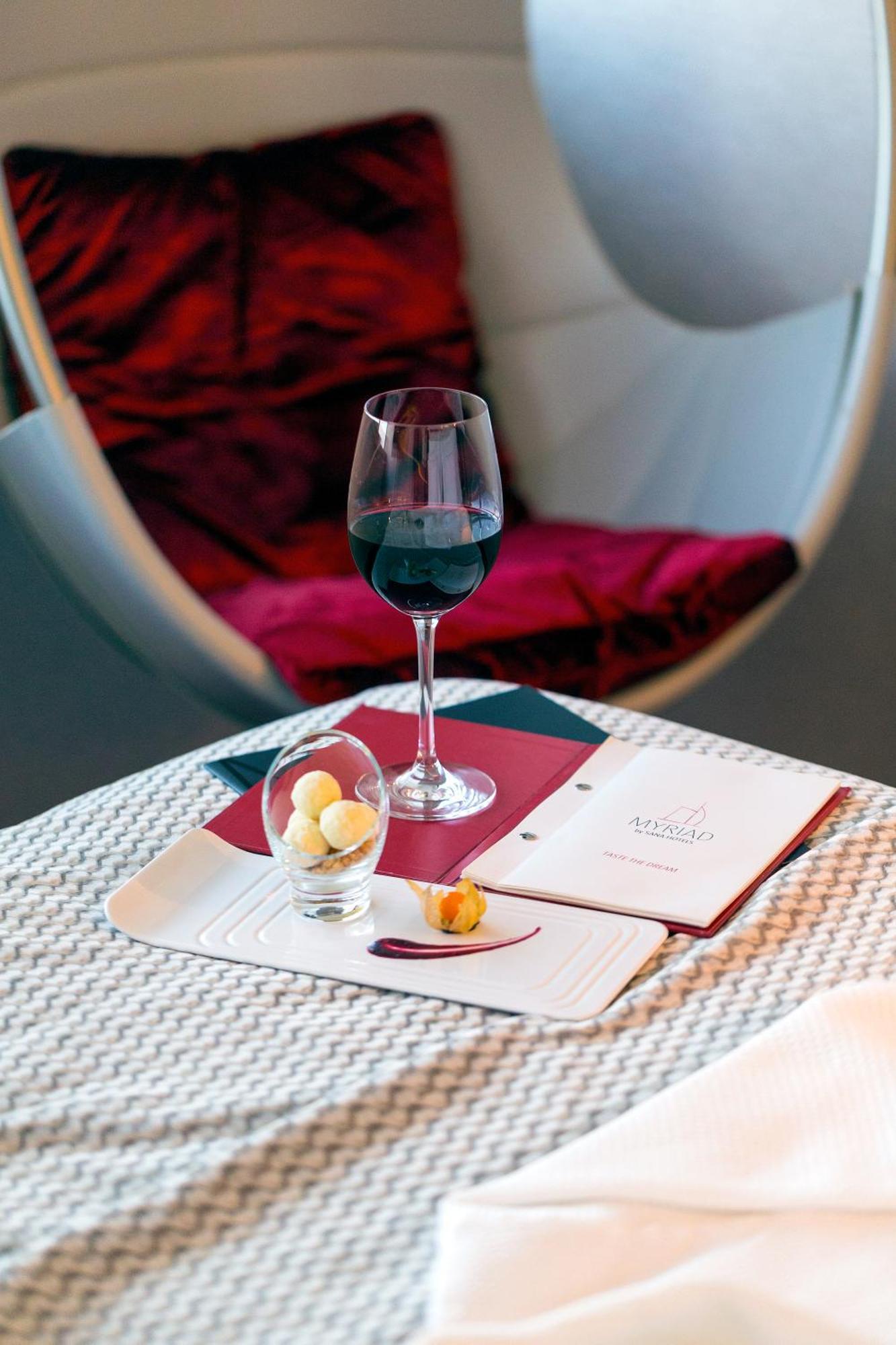 Myriad By Sana Hotels Lisboa Pokoj fotografie A wine glass